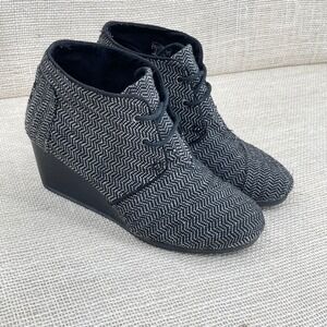 TOMS‎ Women's Wedge Ankle Boots Black White Herringbone Lace Up Size 7.5